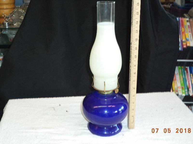 lot 1753 image: Oil Lamp