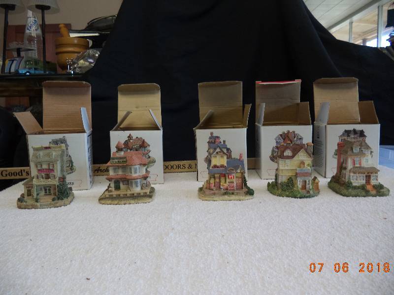 lot 1768 image: 1994 The American Collection  TownBuilding Figures
