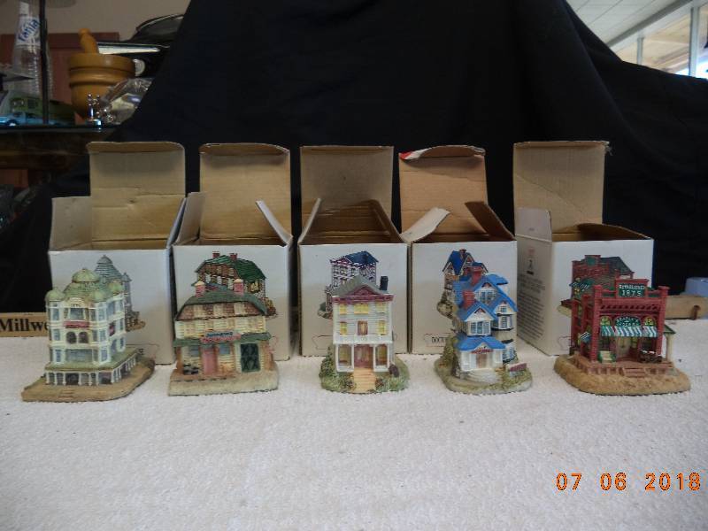 lot 1769 image: 1994 The American Collection  TownBuilding Figures