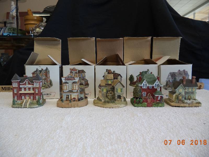 lot 1770 image: 1994 The American Collection  TownBuilding Figures