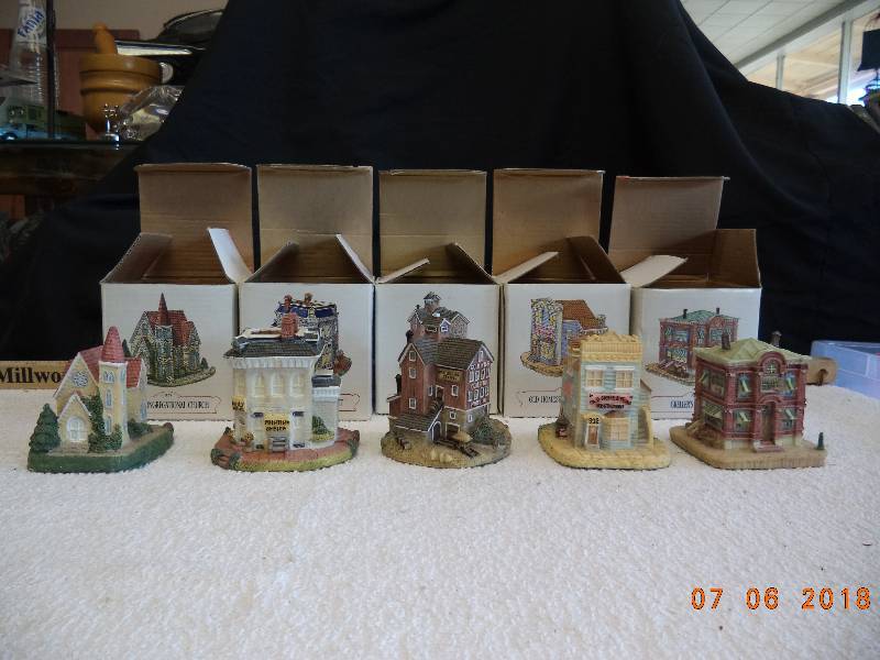 lot 1771 image: 1994 The American Collection  TownBuilding Figures