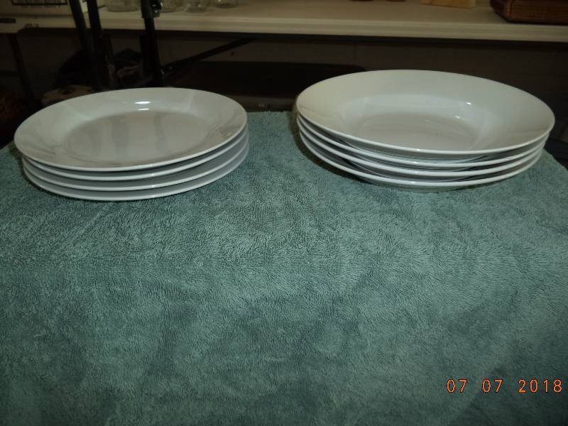 lot 1819 image: 10 Strawberry Street Dish Lot