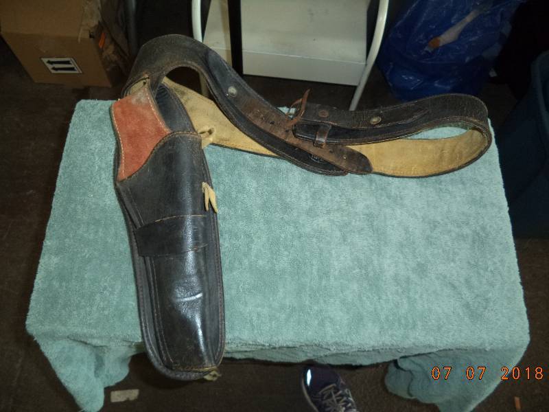 lot 1826 image: Leather Pistol Belt and Holdster