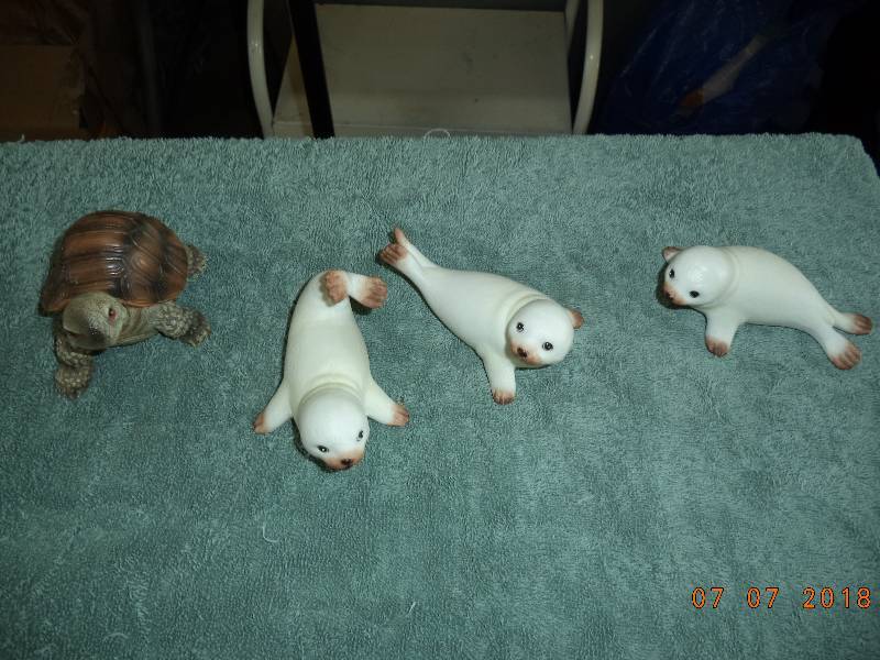 lot 1829 image: 1 Turtle and 3 Seal Figurines
