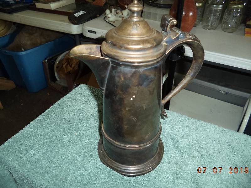 lot 1837 image: International Silver - Vintage Coffee or Tea Pot With Flip Lid