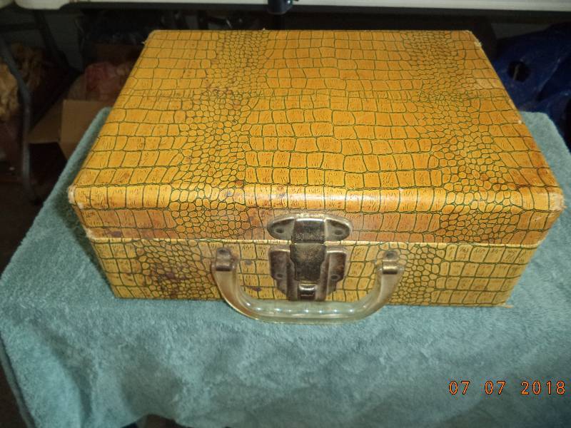 lot 1841 image: Box With Brushes and Other- Looks Old