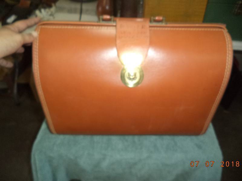 lot 1852 image: Vintage Leather Briefcase