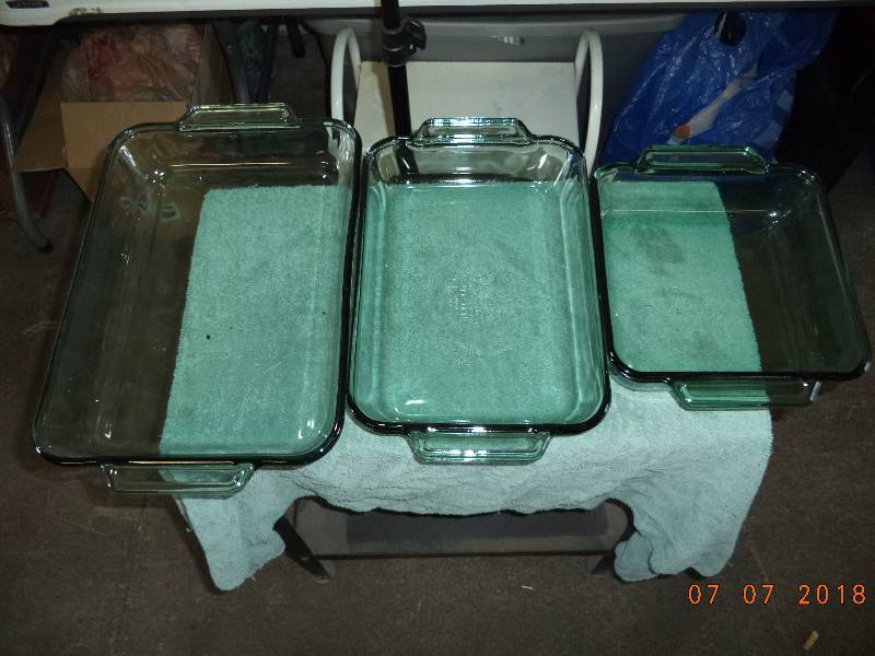 lot 1865 image: Lot of 3 Glass Baking Pans