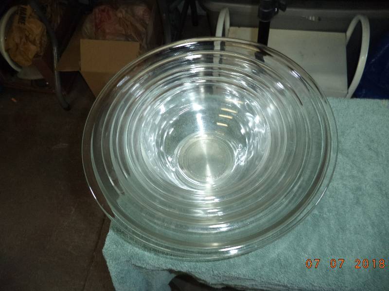 lot 1866 image: Large Glass Serving Bowl