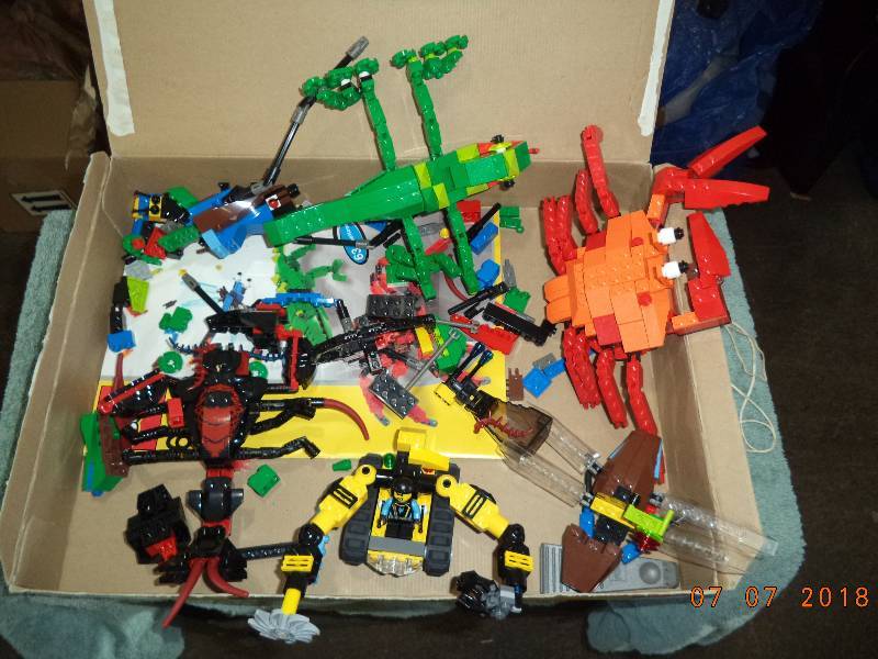 lot 1875 image: Large Lot of Legos