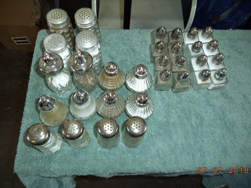 lot 1880 image: Salt and Pepper Shakers- CHESS PIECES   Too COOL