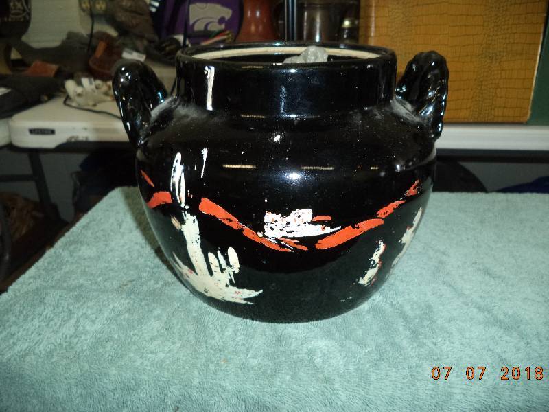 lot 1886 image: 3 Quart Ceramic Bowl With Handles
