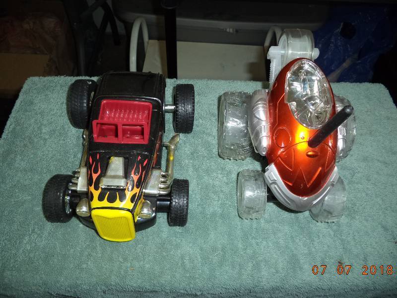 lot 1887 image: Spaceship and Racecar Toys