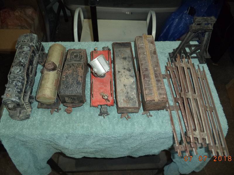 lot 1895 image: Vintage Metal Electric Train Set Pieces- Cars and Track