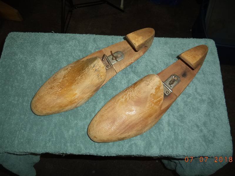 lot 1801 image: Wood Shoe Stretchers
