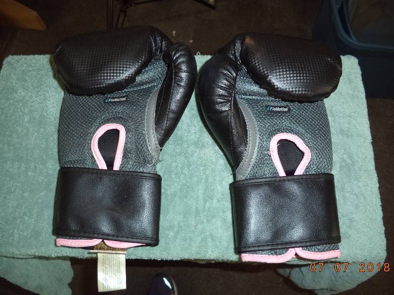lot 1812 image: 10 oz Lady Boxing Gloves