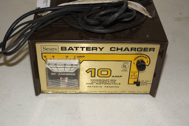 lot 3 image: 10 amp Battery Charger