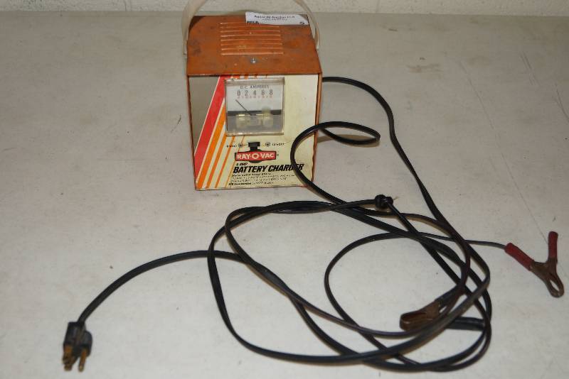 lot 5 image: 4 Amp Battery Charger