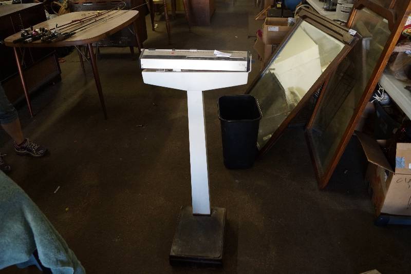 lot 8 image: Vintage Doctors Scale