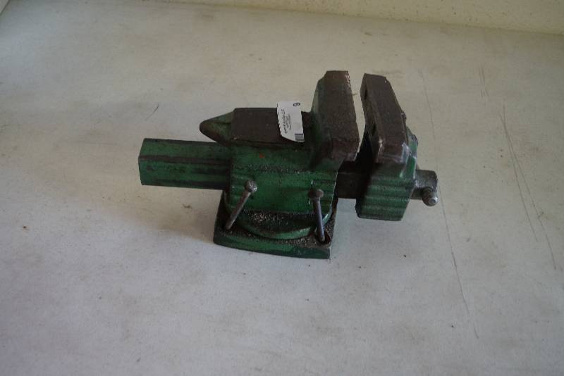 lot 9 image: Bench Vise Vice with Anvil