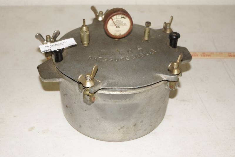 lot 13 image: Vintage Wards Pressure Cooker