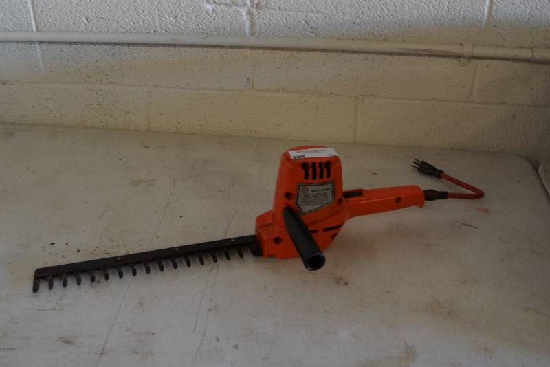 lot 19 image: Black and Decker Electric Hedger