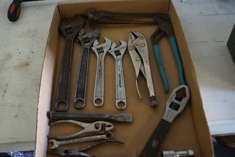 lot 33 image: Flat of Various Hand Tools- Good Variety Here
