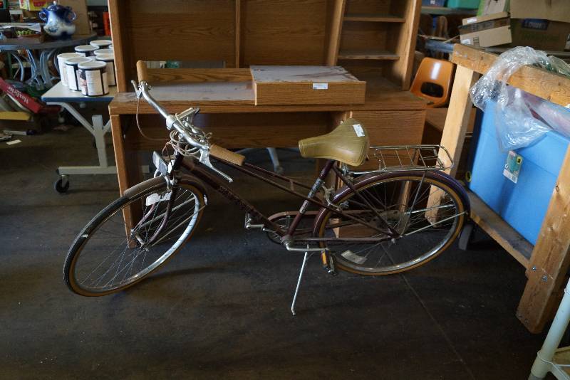 lot 70 image: Vintage 5 Speed Bicycle- Wire Rack on Back