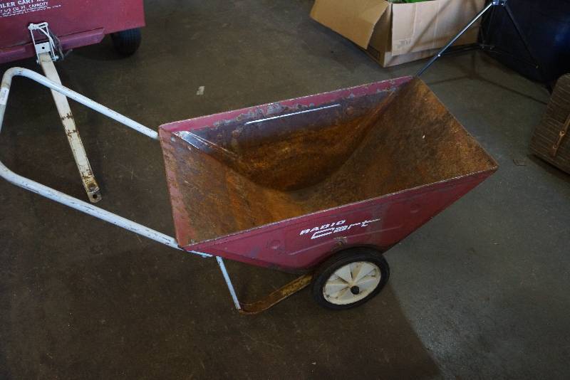 lot 75 image: 2 Wheeled Metal Lawn Cart