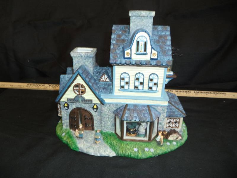 lot 1924 image: Candle Shoppe Tealight House  Candle Lite