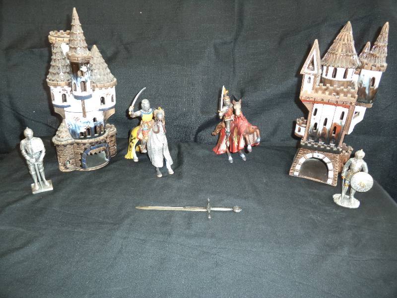 lot 1941 image: Mid Evil Lot-  FiguresCastles