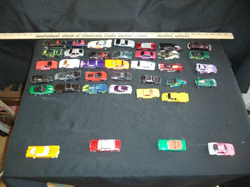 lot 1952 image: 2000s 35 Piece Lot  29 Hotwheels and 6 Others