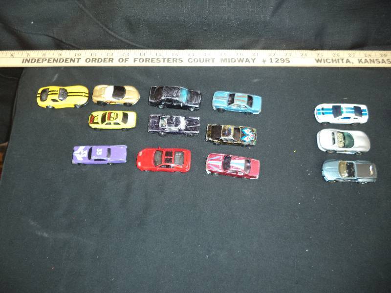 lot 1956 image: Lot of 13 Diecast Cars