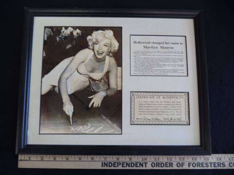 lot 1960 image: Framed Marilyn Monroe Picture