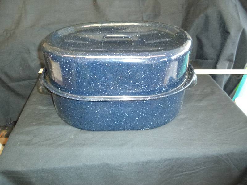 lot 1975 image: Roasting Pan- Blue