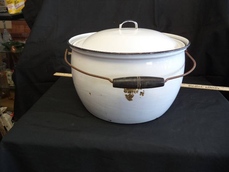 lot 1976 image: Vintage Pot - Appears to be Porcelin