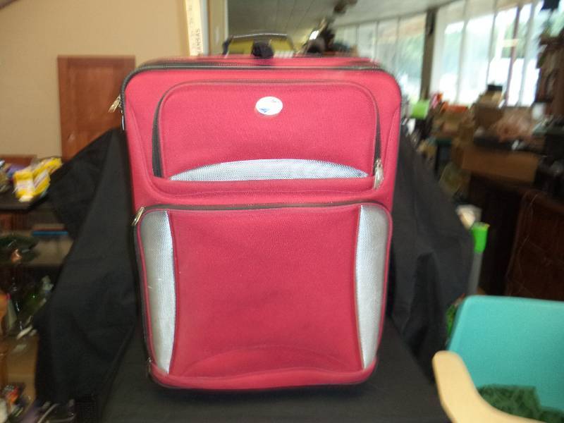 lot 1980 image: American Tourister 3 Piece Luggage Set