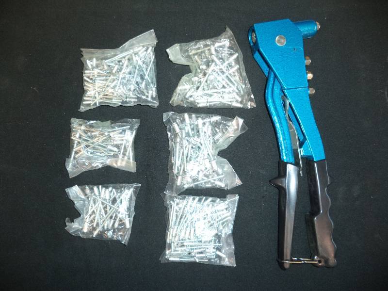 lot 1984 image: Hand Rivet Gun With Rivets