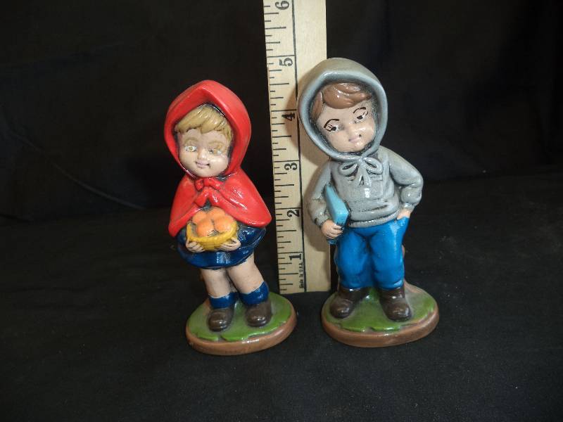 lot 1998 image: Vintage Boy and Girl Ceramic Figurines