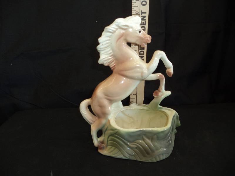lot 2001 image: Planter- Horse- Maldox
