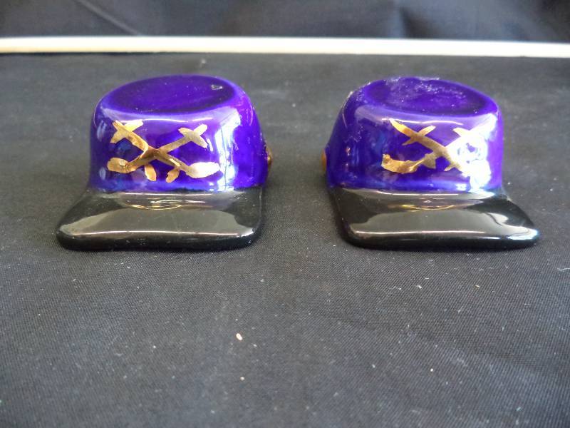 lot 2006 image: Salt and Pepper Shaker Set- Confederate Hats