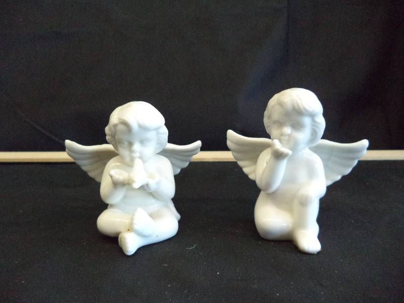 lot 2008 image: Salt and Pepper Shaker Set- Cherubs