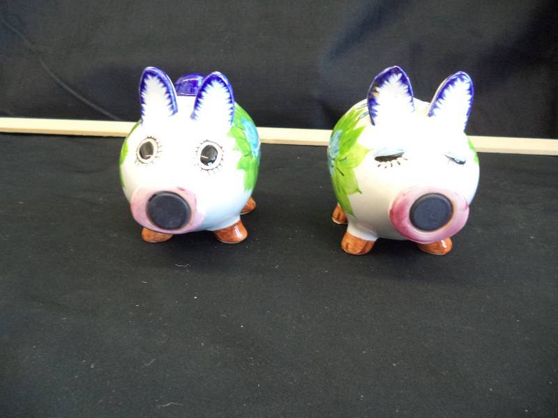 lot 2009 image: Salt and Pepper Shaker Set- Pigs