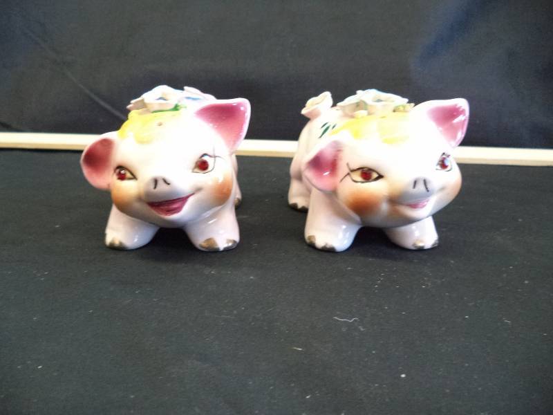 lot 2010 image: Salt and Pepper Shaker Set- Blinged Out Rhinestone Pigs