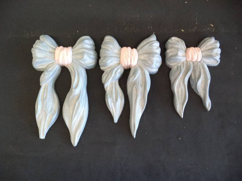 lot 2022 image: Vintage HOMECO- Set of 3 Wall Hangers- Bows