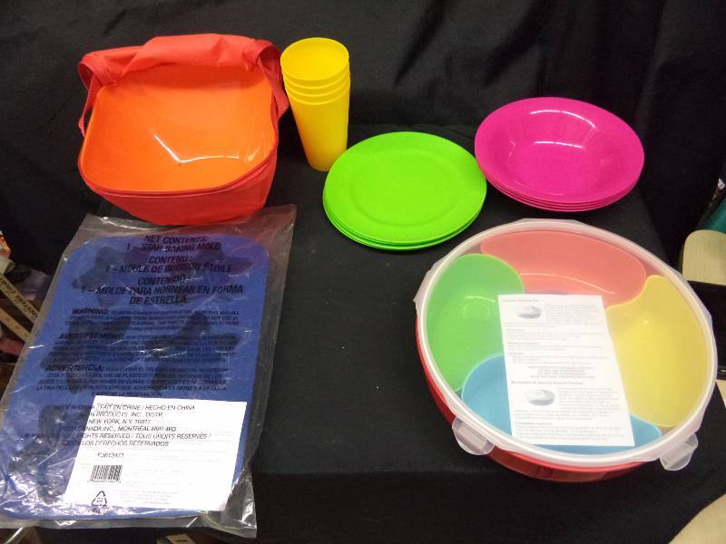 lot 2035 image: Picnic and Serving Sets Very Colorful and Fun