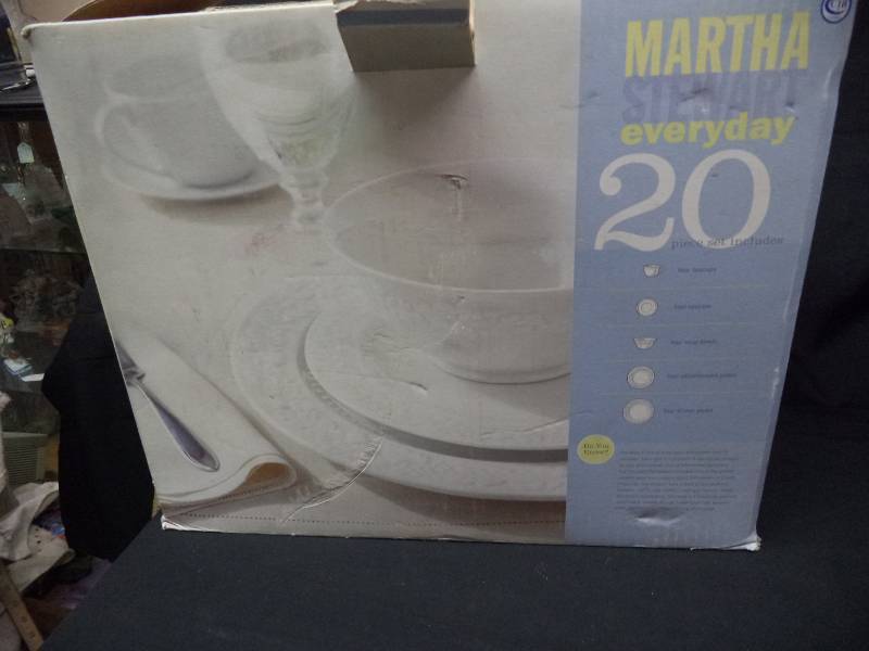 lot 2042 image: Martha Stewart Dinnerware