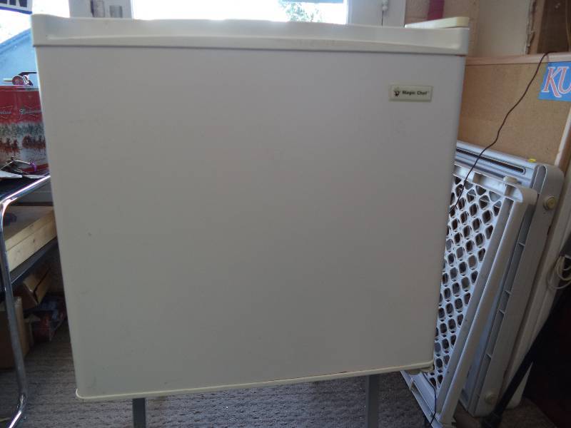 lot 2061 image: Mini Fridge- Dorm or Garage- In Use and Working