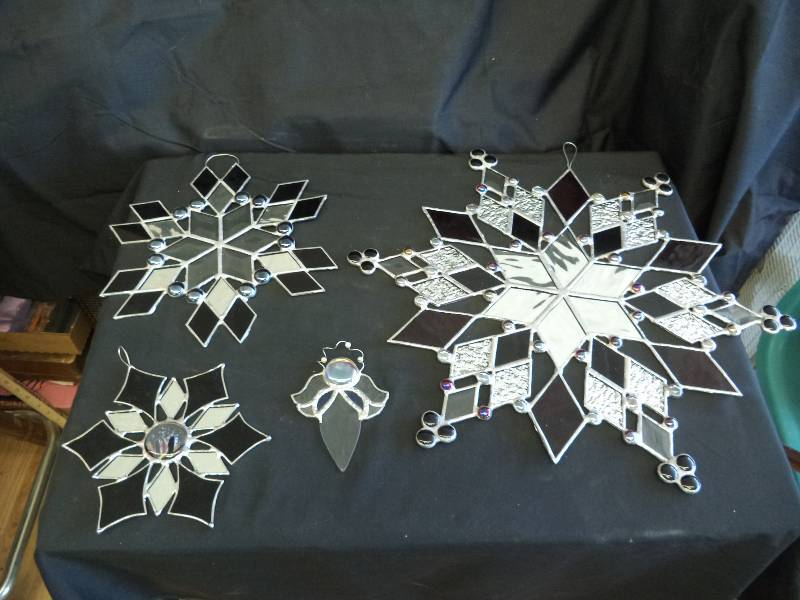 lot 2063 image: 4 Pretty Stained Glass Wall Decor Pieces