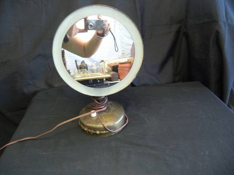 lot 2064 image: Vintage Brass Portable Mirror- Makeup Style Lamp